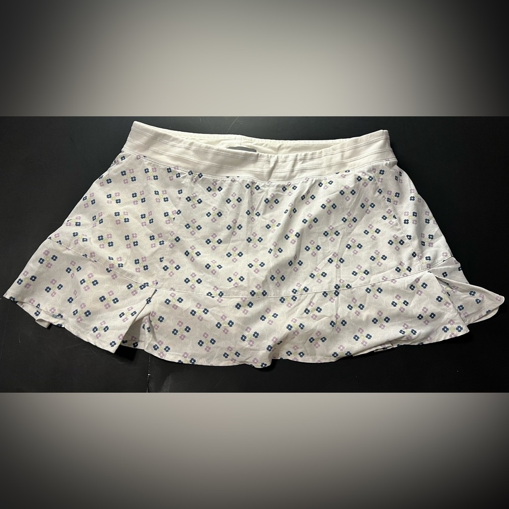 Tasc Performance Women’s Large Skort White With Floral Pattern